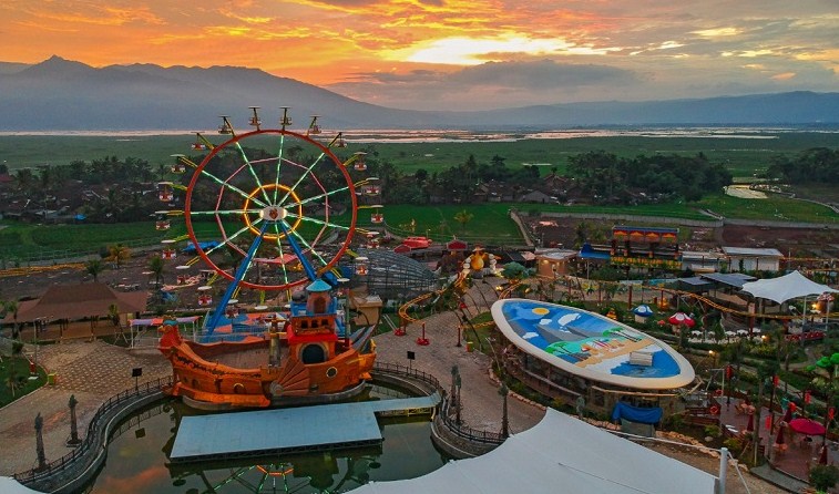 ferris wheel Saloka Theme Park