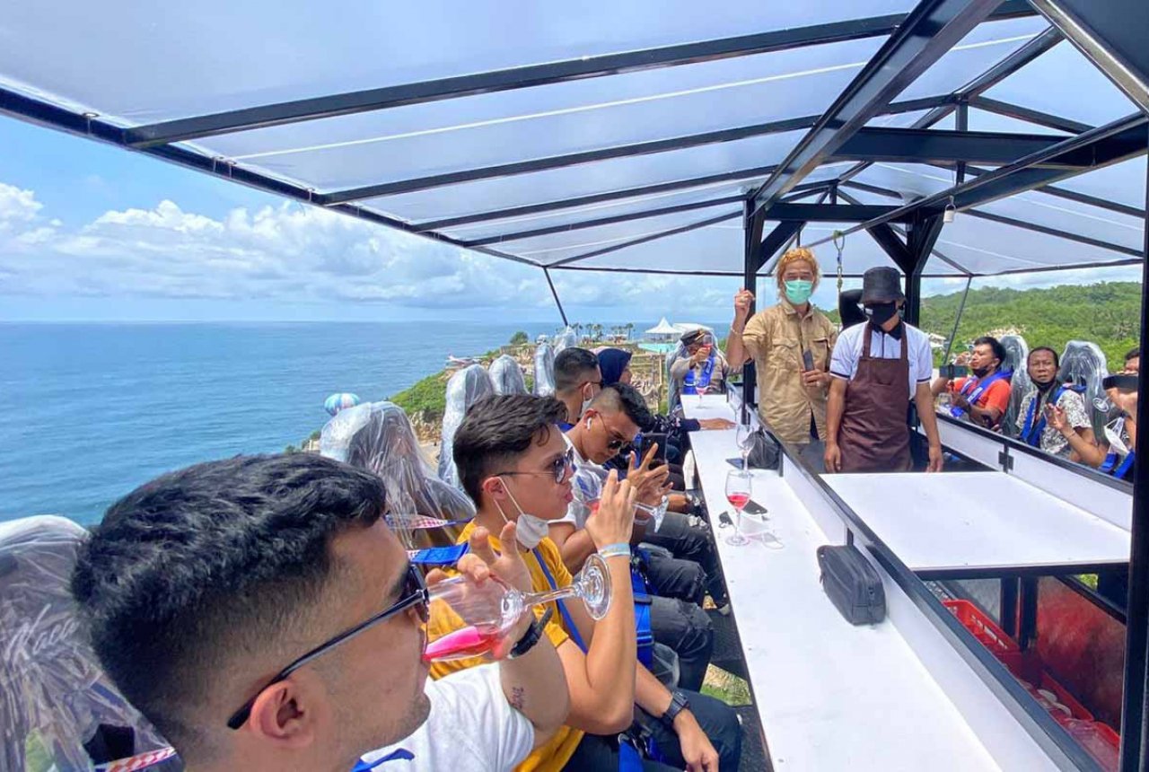 Wisatawan sedang menikmati minuman di Ngopi in The Sky Jogja